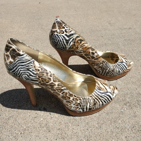Nine west pumps,  size 7.  leopard pattern - Picture 4 of 7